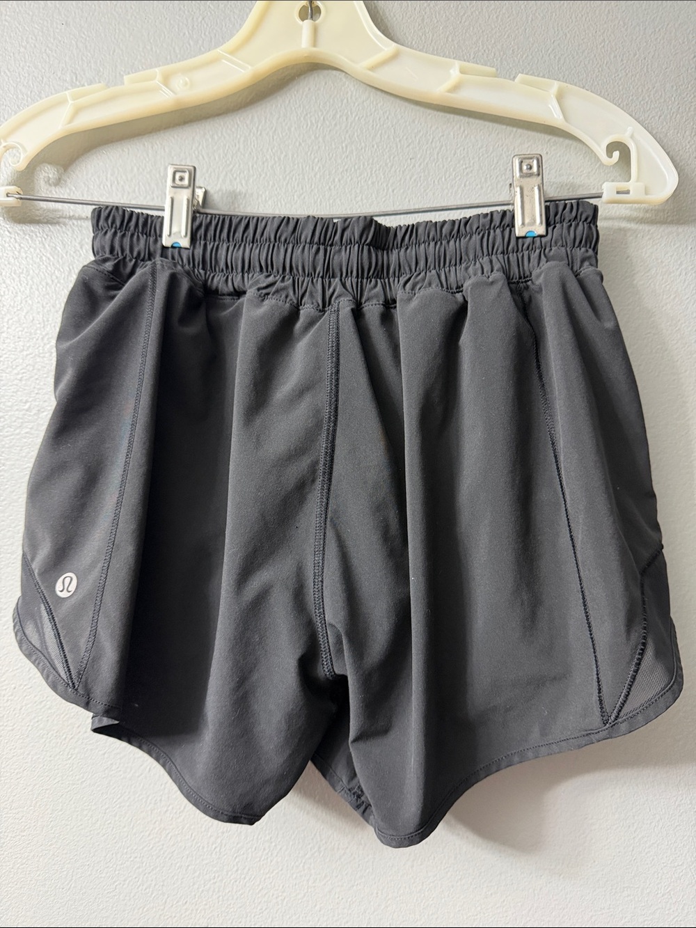 Lululemon hotty hot Black shorts 6